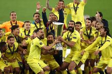 Villareal celebra com a taça da Liga Europa