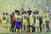 Villareal celebra com a taça da Liga Europa