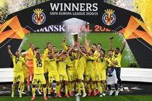 Villareal celebra com a taça da Liga Europa