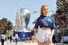 Réplica da taça na avenida dos Aliados 