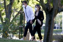 Sebastian Coates  chegou de mãos dadas com Maria José Carrero 