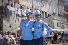 Centenas de adeptos ingleses concentraram-se na Ribeira do Porto