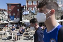 Centenas de adeptos ingleses concentraram-se na Ribeira do Porto