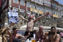 Centenas de adeptos ingleses concentraram-se na Ribeira do Porto