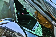 Veículo tinha vidros partidos