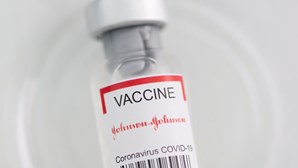 Johnson & Johnson já está a desenvolver vacina contra variante Ómicron