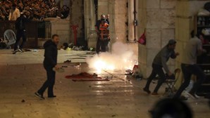 Pelo menos 184 feridos em confrontos entre manifestantes e polícia em Jerusalém