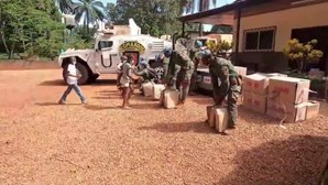 Militares portugueses doam material escolar, roupas e brinquedos a crianças de Bangui