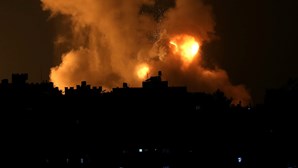 Pelo menos três crianças entre os novos mortos em ataque à bomba na mesquita de Al-Aqsa em Israel 