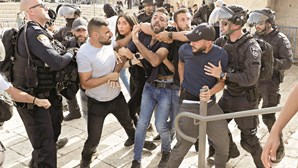  Confrontos entre judeus e palestinianos semeiam caos em Jerusalém