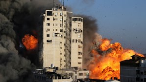 Edifício em Gaza colapsa após ataque aéreo israelita. Veja o momento