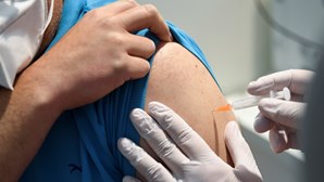 Menos tempo entre inoculações e mais doses de reforço: As novidades na vacinação da Covid-19
