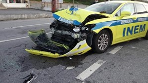 Quatro feridos em colisão entre carro e viatura do INEM em Barcelos
