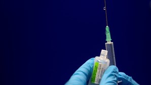 Regulador de saúde dos EUA autoriza dose de reforço da vacina da Pfizer para pessoas com 65 ou mais anos