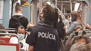 Mulher fotografada com polo da PSP no Metro de Lisboa exibia peças de fardamento nas redes sociais