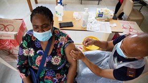 Maioria de vacinas contra a Covid-19 doadas a África têm prazos de validade curtos, alertam organizações