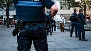 Homem abatido pela polícia no aeroporto Charles de Gaulle em Paris após ameaçar polícias com faca