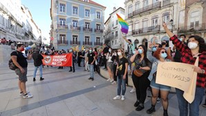 Centenas em Coimbra gritaram ser hora de "os fascistas irem embora" em manifestação contra o Chega