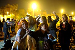 Espanhóis dançam e gritam 'liberdade' nas ruas após fim de recolher obrigatório devido à Covid-19