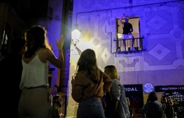 Espanhóis dançam e gritam 'liberdade' nas ruas após fim de recolher obrigatório devido à Covid-19