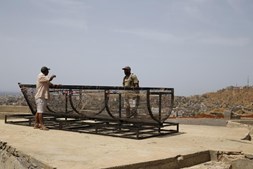 Barco inspirado em ponte dos namorados de Paris leva esperança a bairro de Cabo Verde