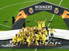 Villareal celebra com a taça da Liga Europa