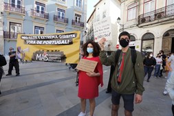 Algumas dezenas de manifestantes contra o Chega em Coimbra