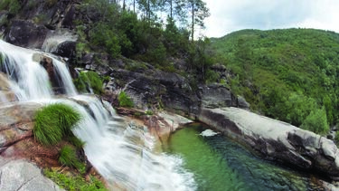 Cascata e lagoa da Portela do  Homem, na serra do Gerês. Um lugar paradisíaco, perto da nascente do rio Homem, a poucos quilómetros das antigas minas dos Carris 