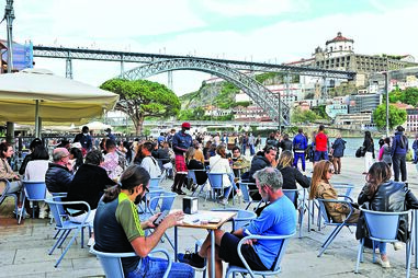 Esplanadas cheias na Ribeira, no Porto