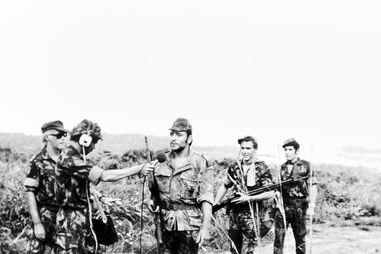 A mensagem pela televisão ou pela rádio era  debitada a correr: posto, nome, número mecanográfico,  terra de origem e destinatários (pais, namorada).  A despedida era sempre a mesma, Natal após Natal,  manifestando o desejo de voltar são e salvo:  “Adeus, até ao meu regresso” 