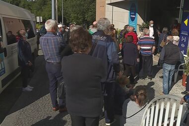 Filas no centro de vacinação de Gueifães