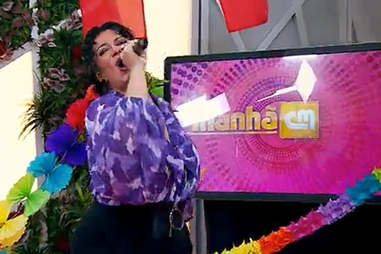 Xana Carvalho anima o 'Manhã CM' e é desafiada para jogo dos copos