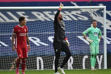 Golo do guarda-redes Alisson nos descontos garante vitória do Liverpool
