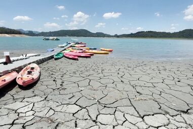 Lago gigante no Taiwan diminui devido a secas severas