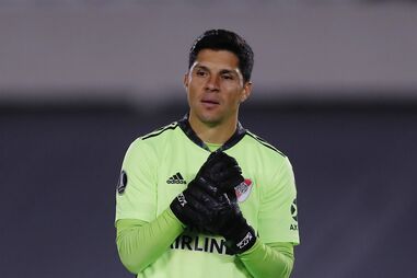 Médio Enzo Pérez forçado a jogar à baliza 