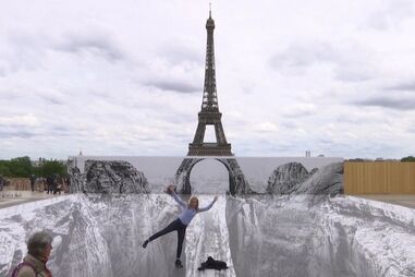Artista francês cria ilusão ótica com a Torre Eiffel que promete fotografias originais