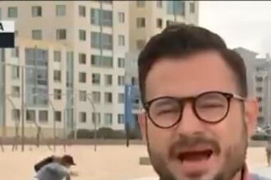 Ciclista estatela-se em direto na TV ao tentar tirar selfie