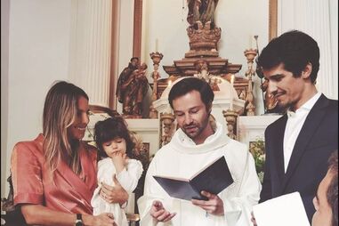 Isaurinha Jardim vive dia especial em família no batismo da filha