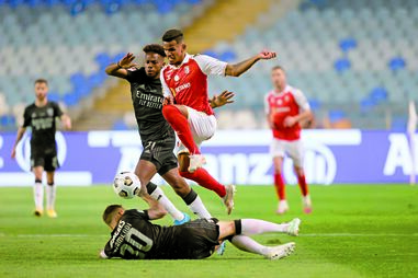 Galeno tenta passar por Otamendi (no chão) e Nuno Tavares, durante o jogo deste domingo