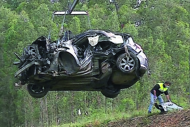 Carro removido por um reboque com recurso a uma grua