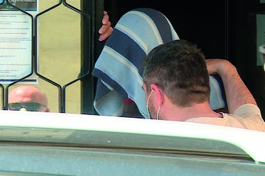 Adélio Pimenta foi esta quarta-feira levado pela Polícia Judiciária para o tribunal. Asfixiou Ilídio Cerqueira com o fio elétrico da cama articulada