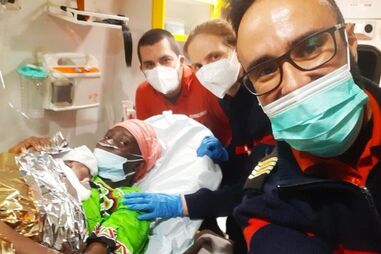 Bebé nasce dentro de ambulância a caminho do hospital em Loures