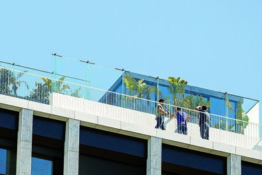 ‘Marquise’ edificada no terraço fica muito acima da altura máxima autorizada para o edifício