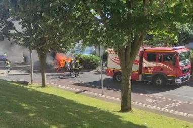 Carro consumido pelas chamas na Amadora