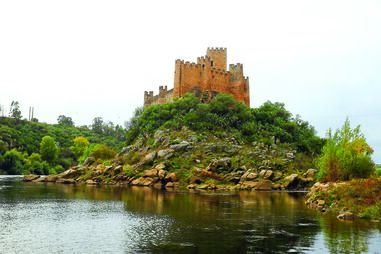 Almourol é um dos mais belos e singulares castelos portugueses. Foi edificado por Gualdim Pais numa ilha do rio Tejo