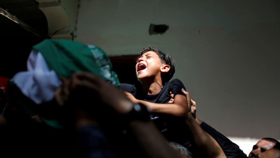 Irmão do palestiniano Ahmed Al-Shenbari, que morreu em confrontos, chora a sua morte durante funeral