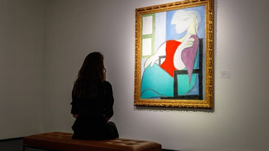 Mulher Sentada Junto A Uma Janela De Pablo Picasso Vendida Em Leilão Por 85 Milhões De Euros