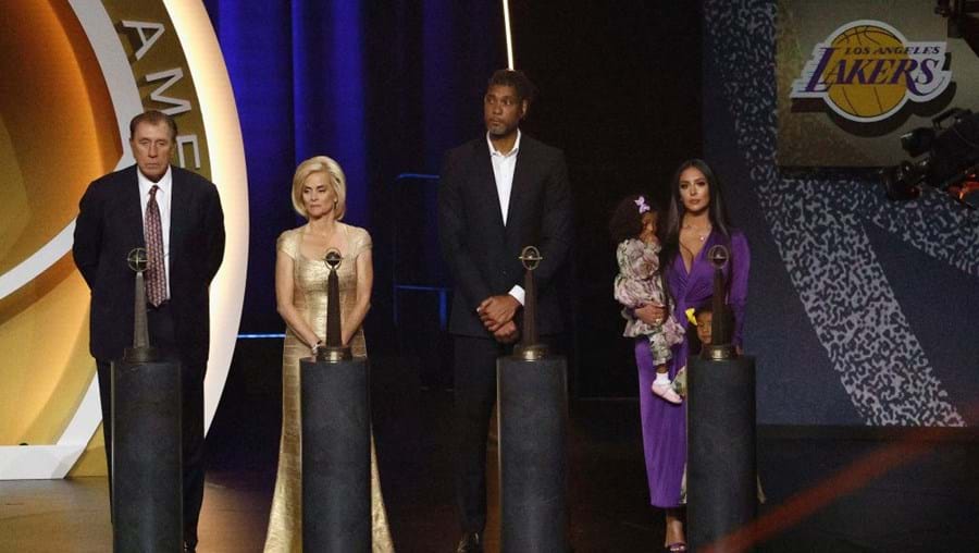 Cerimónia emotiva assinala entrada de Kobe Bryant no 'Hall of Fame' do basquetebol