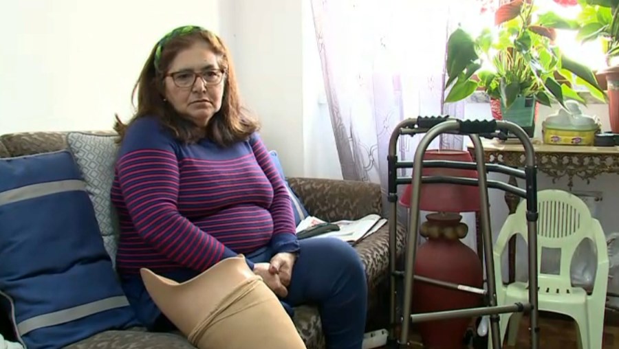 Maria Inocência Bernardo vive dependente da cadeira de rodas e de uma prótese à qual não consegue adaptar-se
