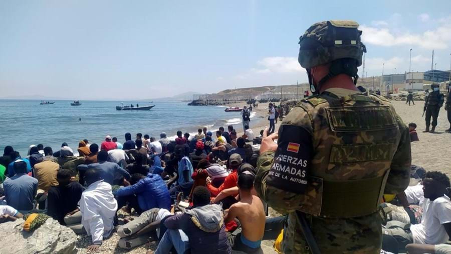 Milhares de cidadãos marroquinos forçam entrada em Ceuta pelas praias